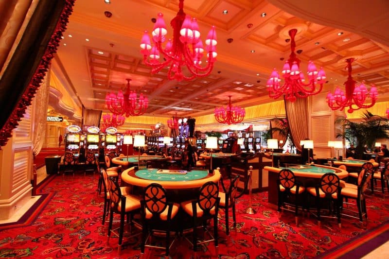 Slot Makinelerinde İyimserlik: Stratejik Çekilişler ve Kazanma Olasılığını Artırma